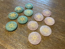 Charger l&#39;image dans la galerie, Pièce pour attirer la chance et la fortune « Quartz rose &amp; Aventurine »

